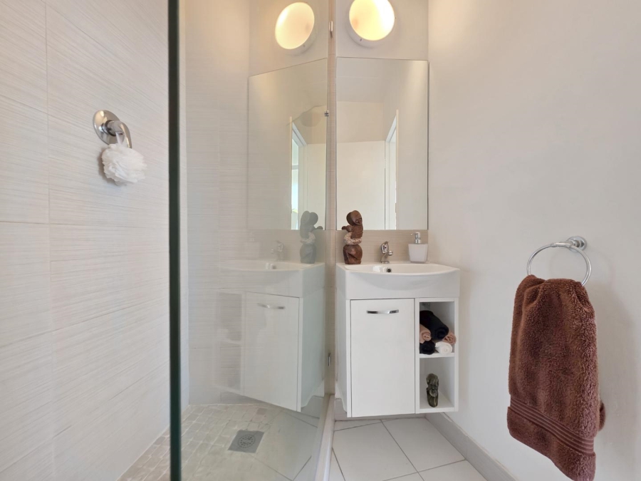 1 Bedroom Property for Sale in Vredehoek Western Cape